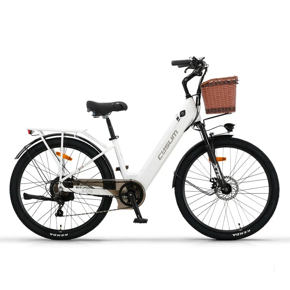 Cysum X-City blanc à cadre bas, panier tressé à l'avant et porte-bagages à l'arrière