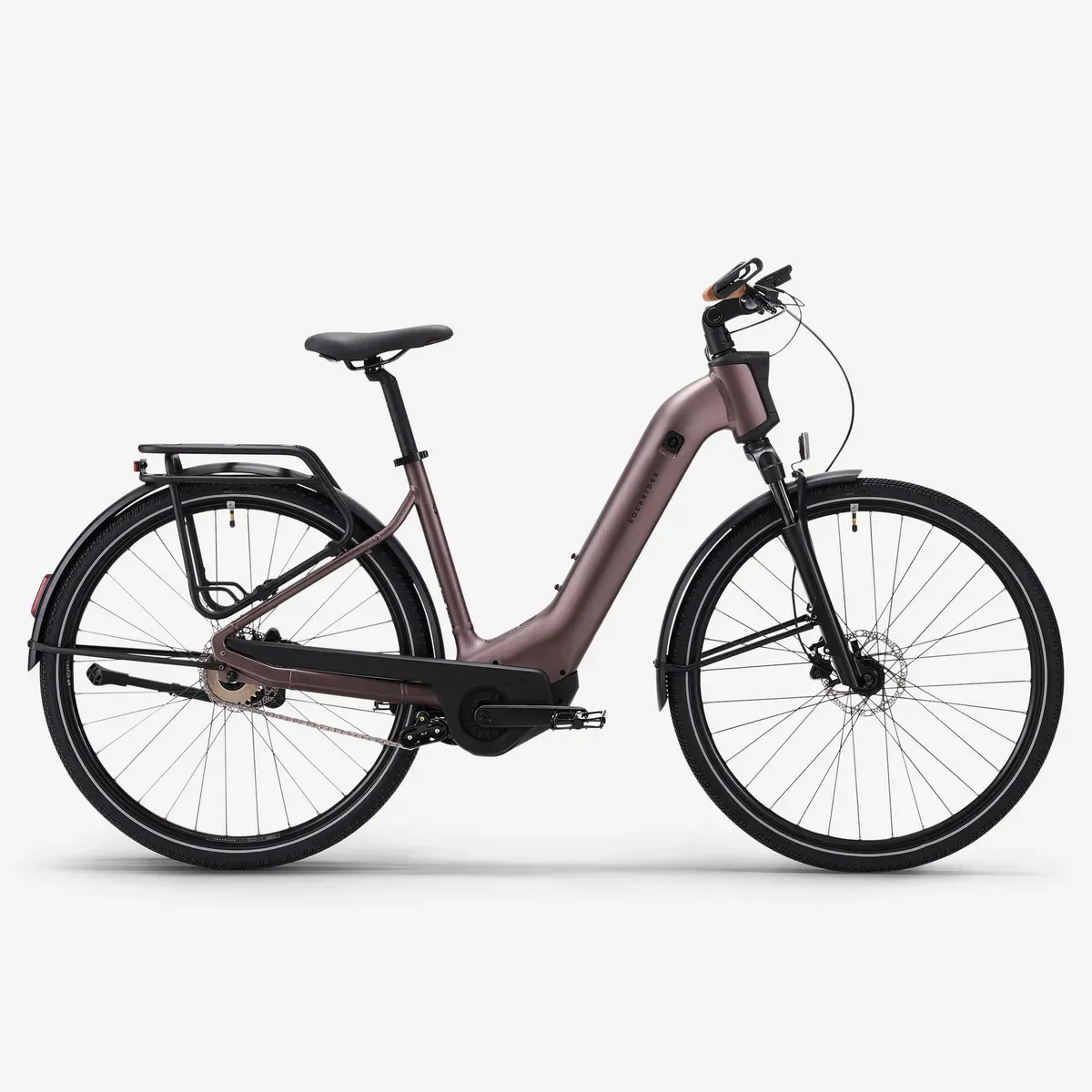 Decathlon E-ACTV 900 à cadre bas, coloris marron quartz, vu de profil