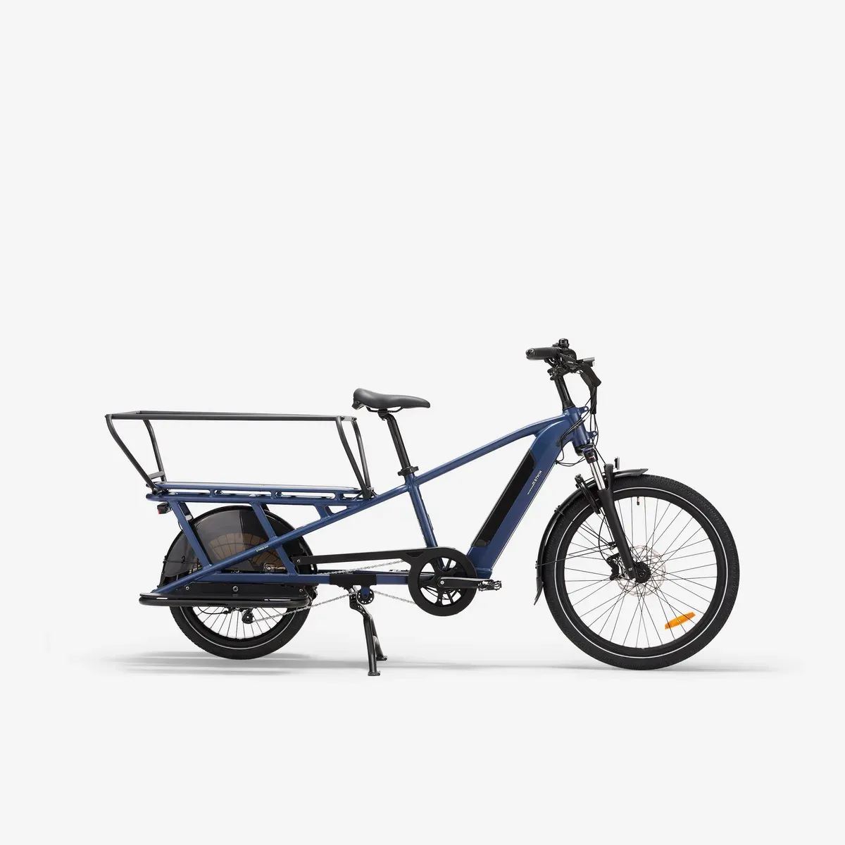 Vélo cargo longtail électrique Decathlon E-Three 500 bleu, de profil, avec sa barre de maintien arrière