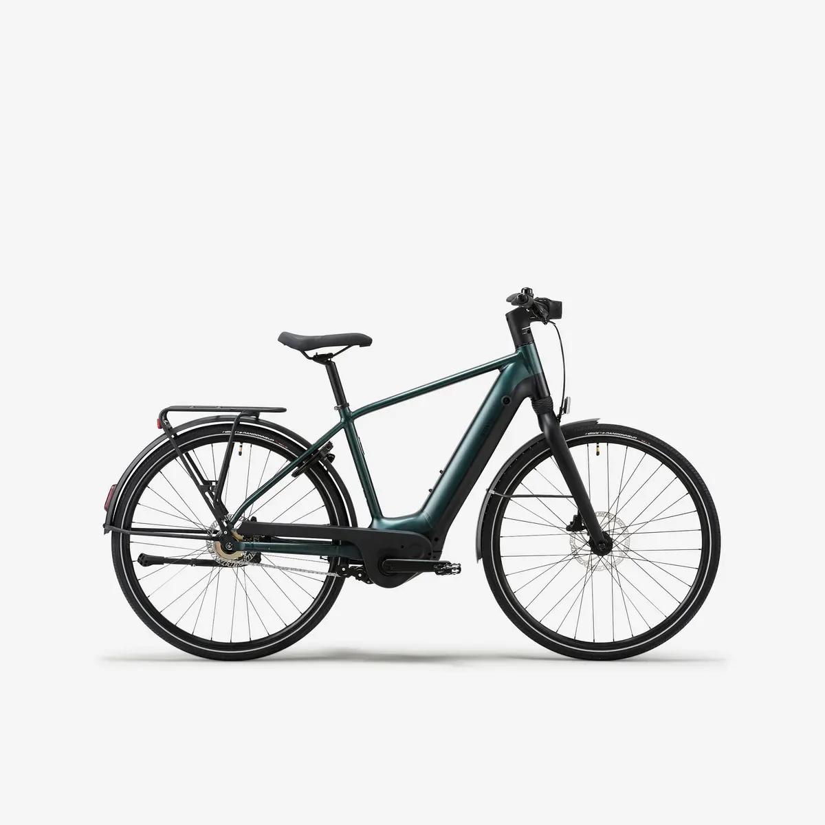 Vélo de ville électrique Decathlon LD 920 E à cadre haut, avec porte-bagages et garde-boue