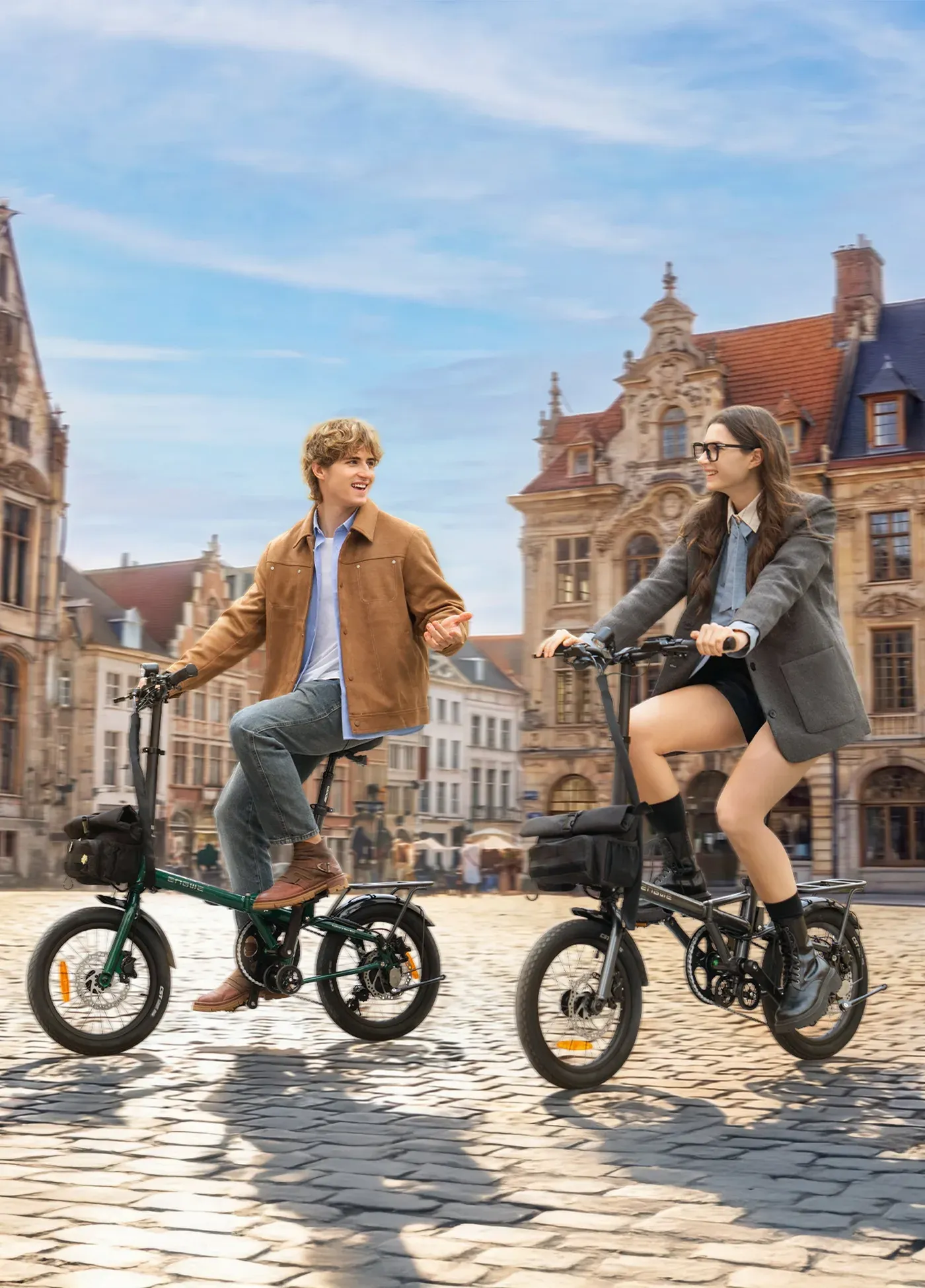 Deux cyclistes roulent sur des pavés de centre-ville sur des Engwe Zip vert olive et gris