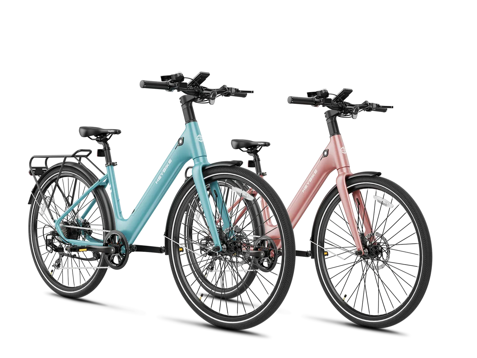 Deux vélos électriques Heybike EC 1-ST à cadre bas, turquoise et rose, sur fond blanc